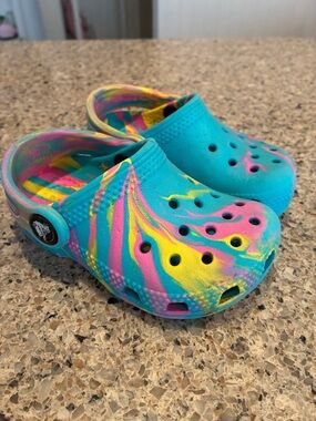 6C Marble Crocs